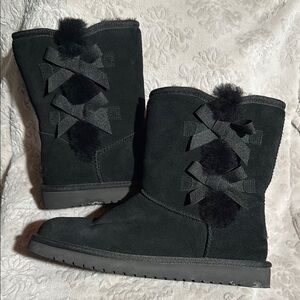 Koolaburra Black Winter Snow Boots with Pom-Pom Details